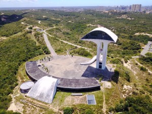 9.Com projeto arquitetônico de Oscar Niemeyer, O Parque da Cidade Dom Nivaldo Monte, localizado em Natal, foi inaugurado em 21 de julho de 2008. É a primeira Unidade de Conservação Municipal objetivando preservar uma das principais áreas de recarga de água subterrânea da capital potiguar, constituindo uma das mais belas paisagens de dunas do Rio Grande do Norte. Sua estrutura conta com 6,5 km de trilhas pavimentadas, banheiros, biblioteca, auditório, centro de educação ambiental, um monumento com 45 metros de altura, constituindo memorial da cidade e mirante, além de programações culturais para toda a família. 