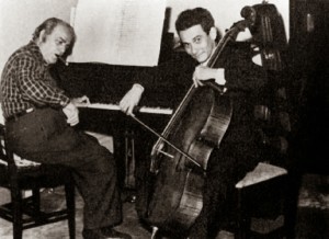 Heitor Villa-Lobos ao piano, ao lado do amigo Aldo Parisot