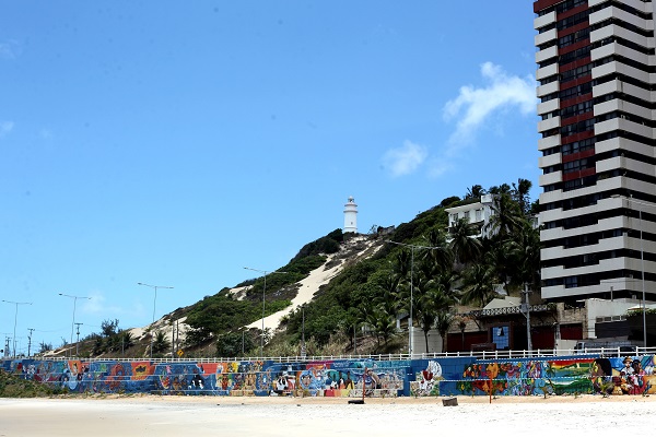 Paredão da praia de Areia Preta, em Natal, ganha artes de grafite e colore paisagem